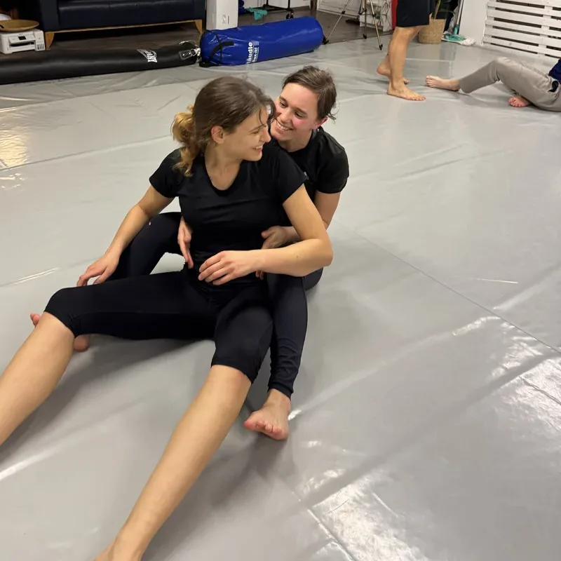 Lächelnde Trainingspartnerinnen beim NoGi Training bei Matrix Freiburg