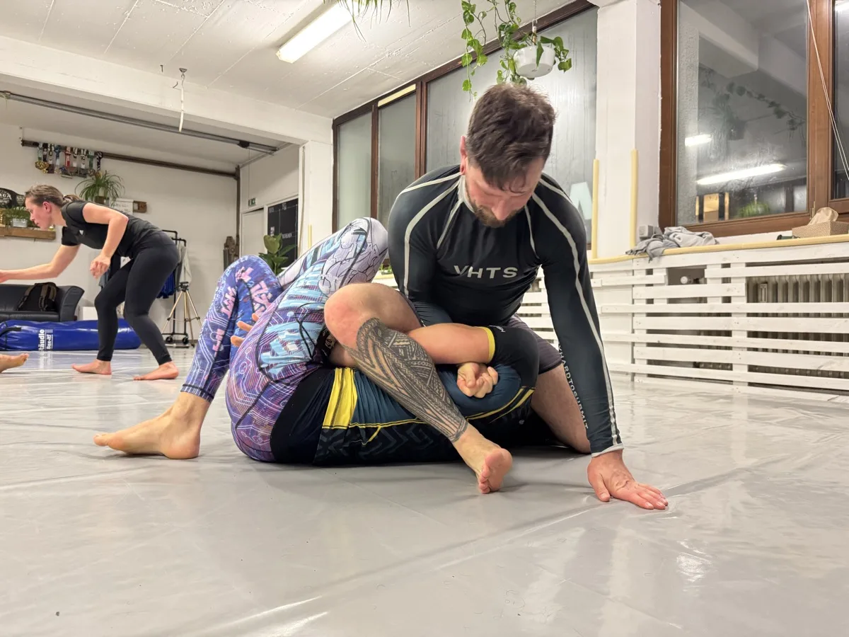 Frau beim NoGi Grappling Training bei Matrix Freiburg